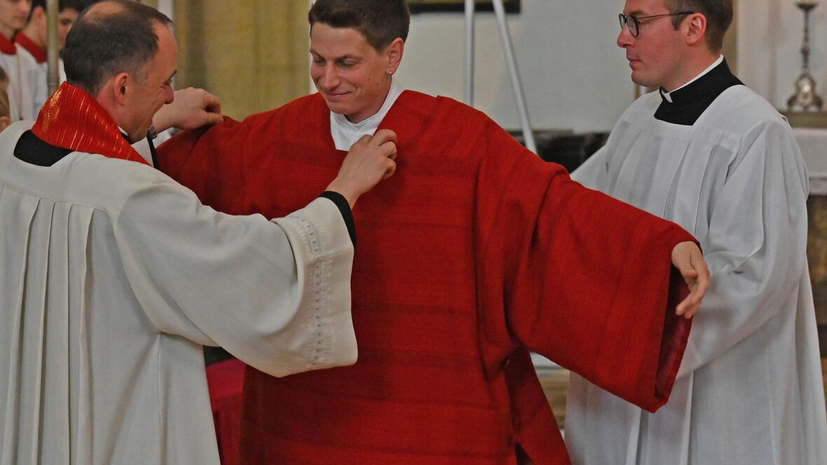 Als Zeichen des neuen Amtes legte Markus Hegewald Stola und Dalmatik an.