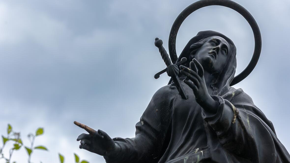 Nur der goldene Finger der Schmerzensmadonna am Salzberg erinnert an die Verwüstung, die der Tornado vor zehn Jahren hinterlassen hat (Fotos: Julian Schmidt / pba)